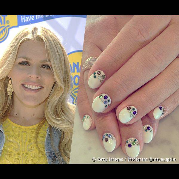 A atriz Busy Philipps apostou em uma nail art com aplica??o de critais coloridos pr?ximos ?s cut?culas